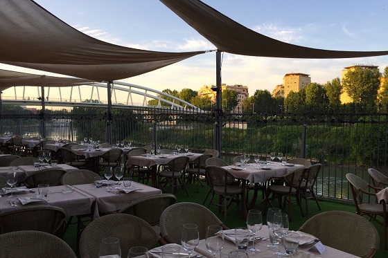 cuccurucu dining outside in rome