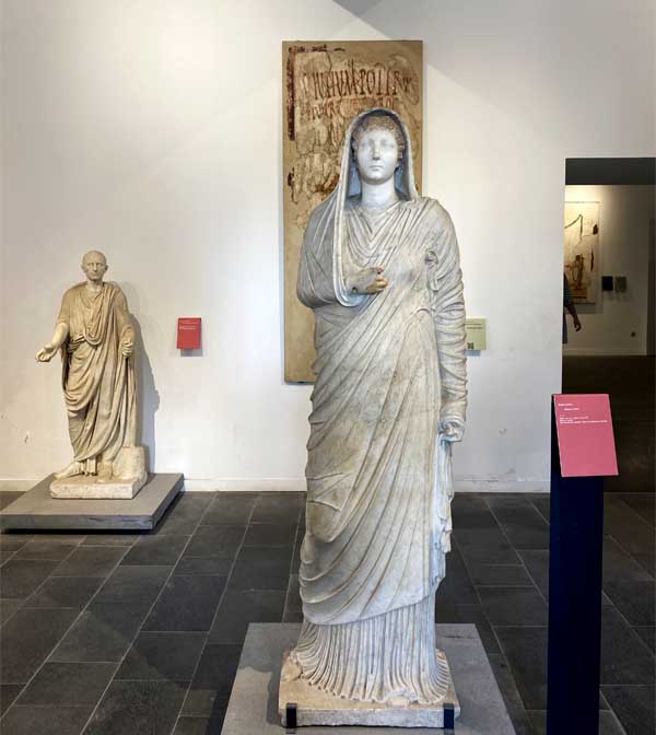 Pompeii museum statues