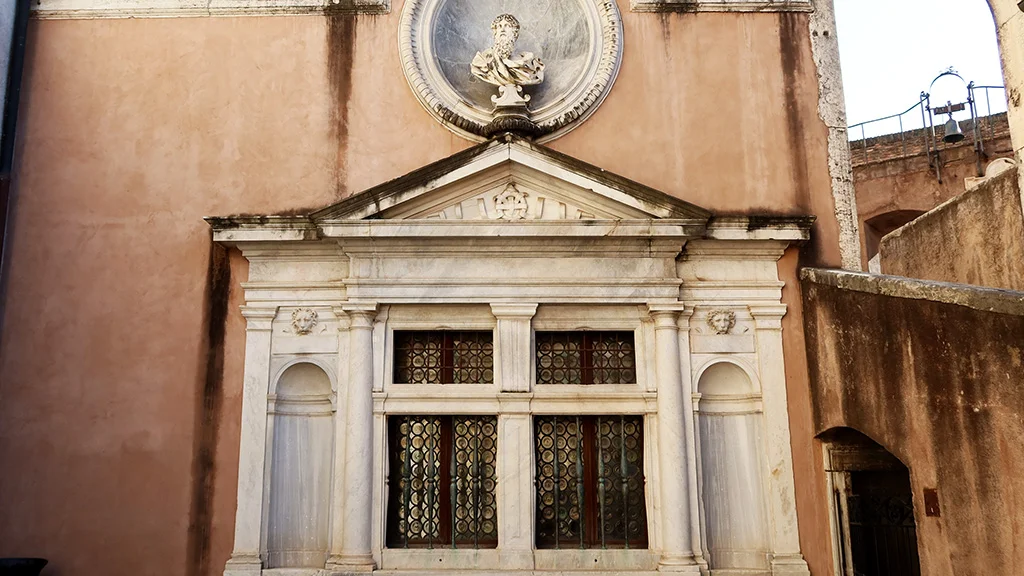 castel sant'angelo - a small aedicula designed by Michelangelo Rome-Castel-Sant-Angelo-Michelangelo-Shrine-Romewise-EB-October-2020-Web
