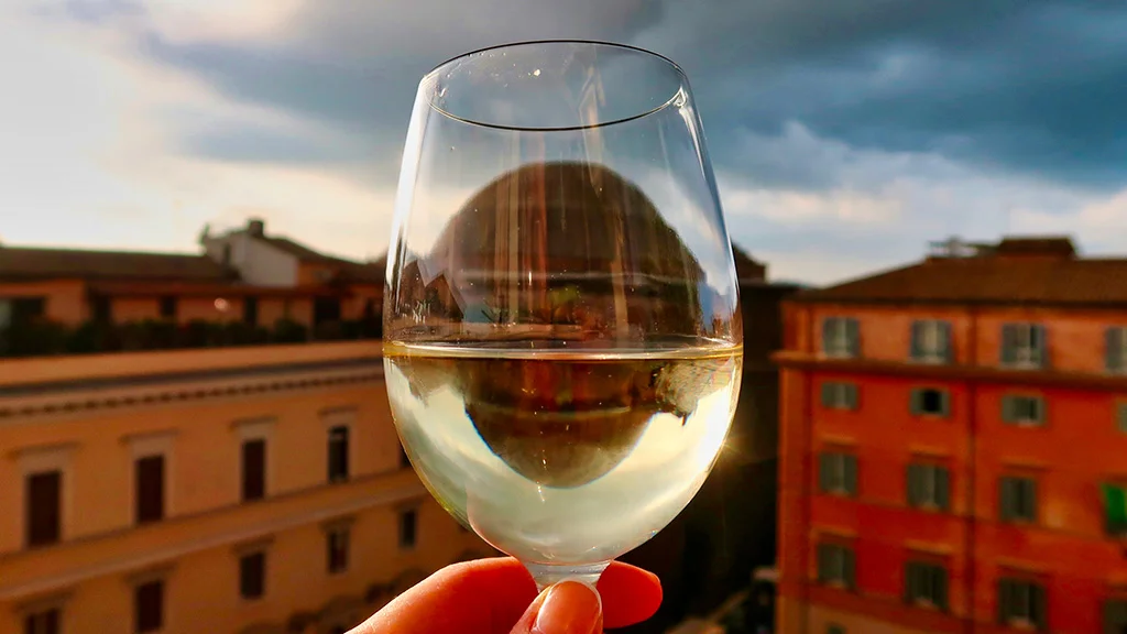 Grand hotel de Minerve wine glass with pantheon view Grand hotel de Minerve wine glass with pantheon view