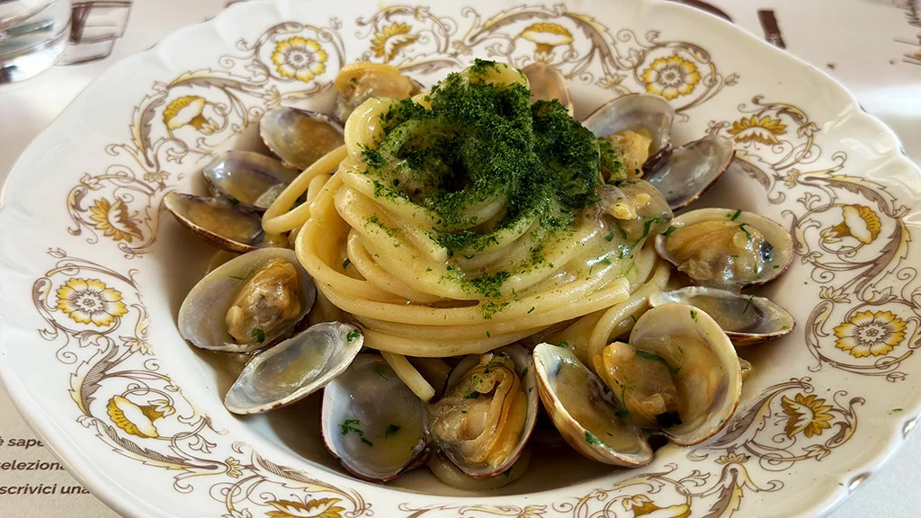 spaghetti alle vongole Plate of pasta, spaghetti alle vongole