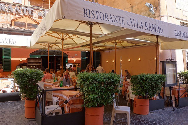 alla rampa tables outside