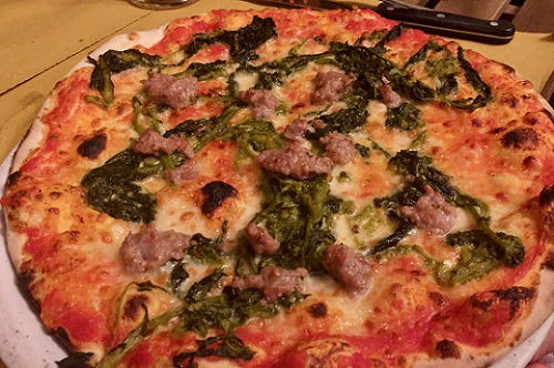 Pizzeria alle Carrette. Pizza con Broccoletti e salsiccia