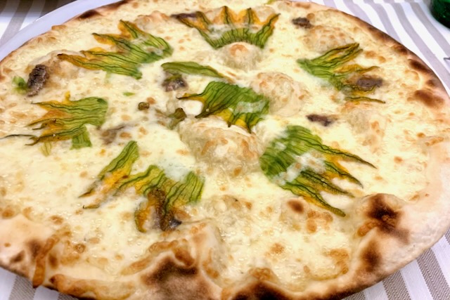 Arancia d'Oro pizzeria. pizza fiori di zucca arancio d'oro pizza fiori