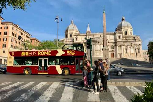 rome city sightseeing bus in front of santa maria maggiore
