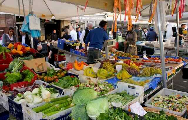 Fresh fruit and vegetables in Campo de' Fiori Fresh fruit and vegetables in Campo de' Fiori
