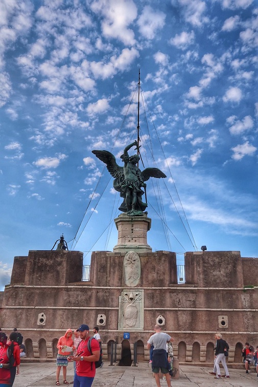 castel-sant-angelo-roof-angel2-small.jpg