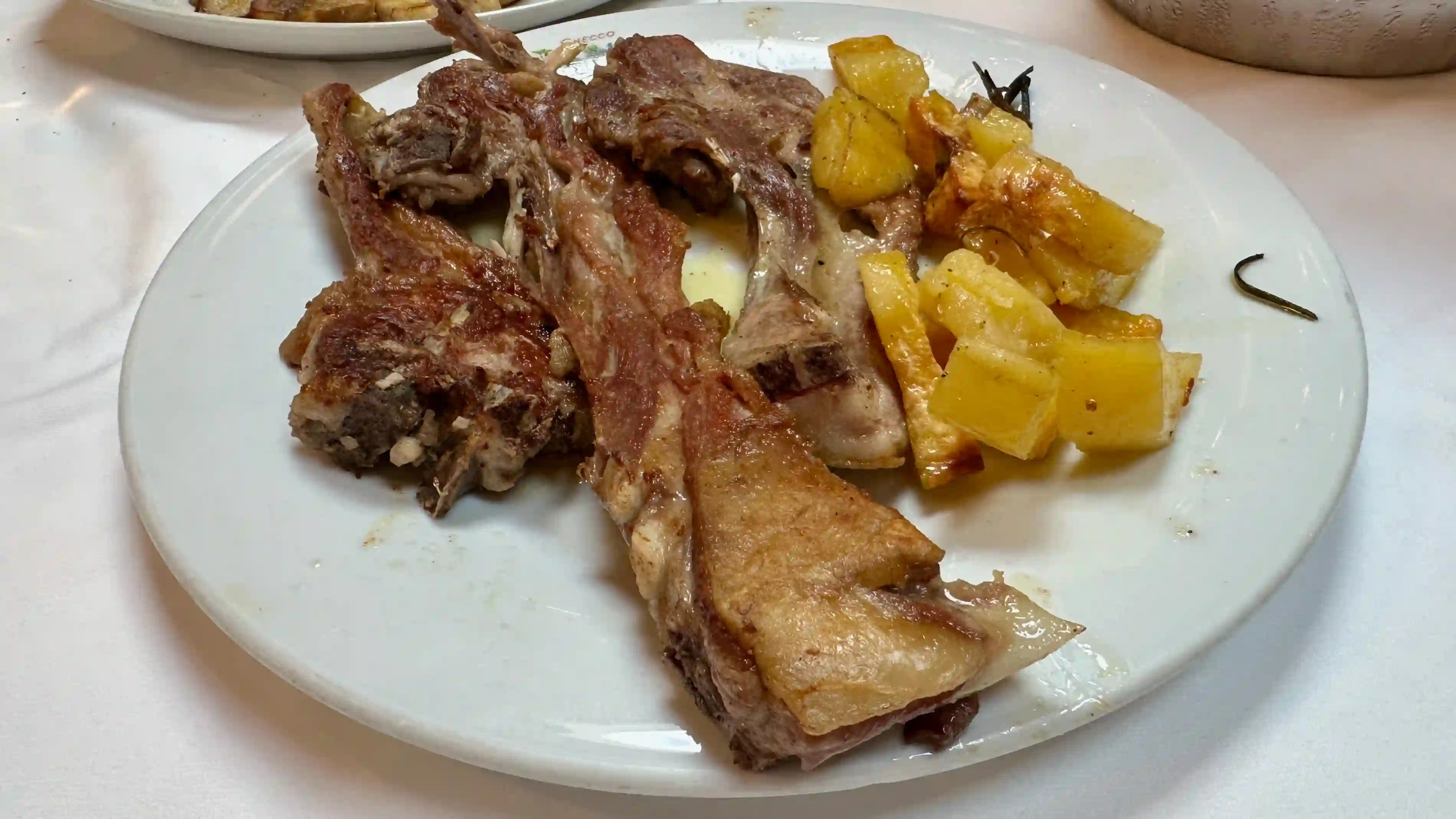 lamb chops and oven-roasted potatoes checco er carettiere - lampchop scottaditto