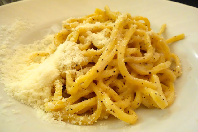 spaghetti cacio e pepe
