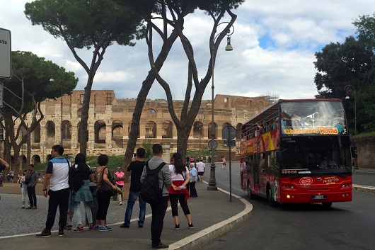 hop on / off bus in front of colosseum hop on / off bus in front of colosseum