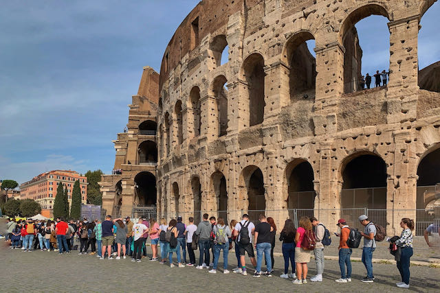 colosseum huge line small colosseum huge line small