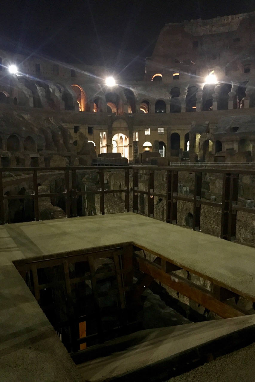 puerta trampa en el piso de la arena del coliseo