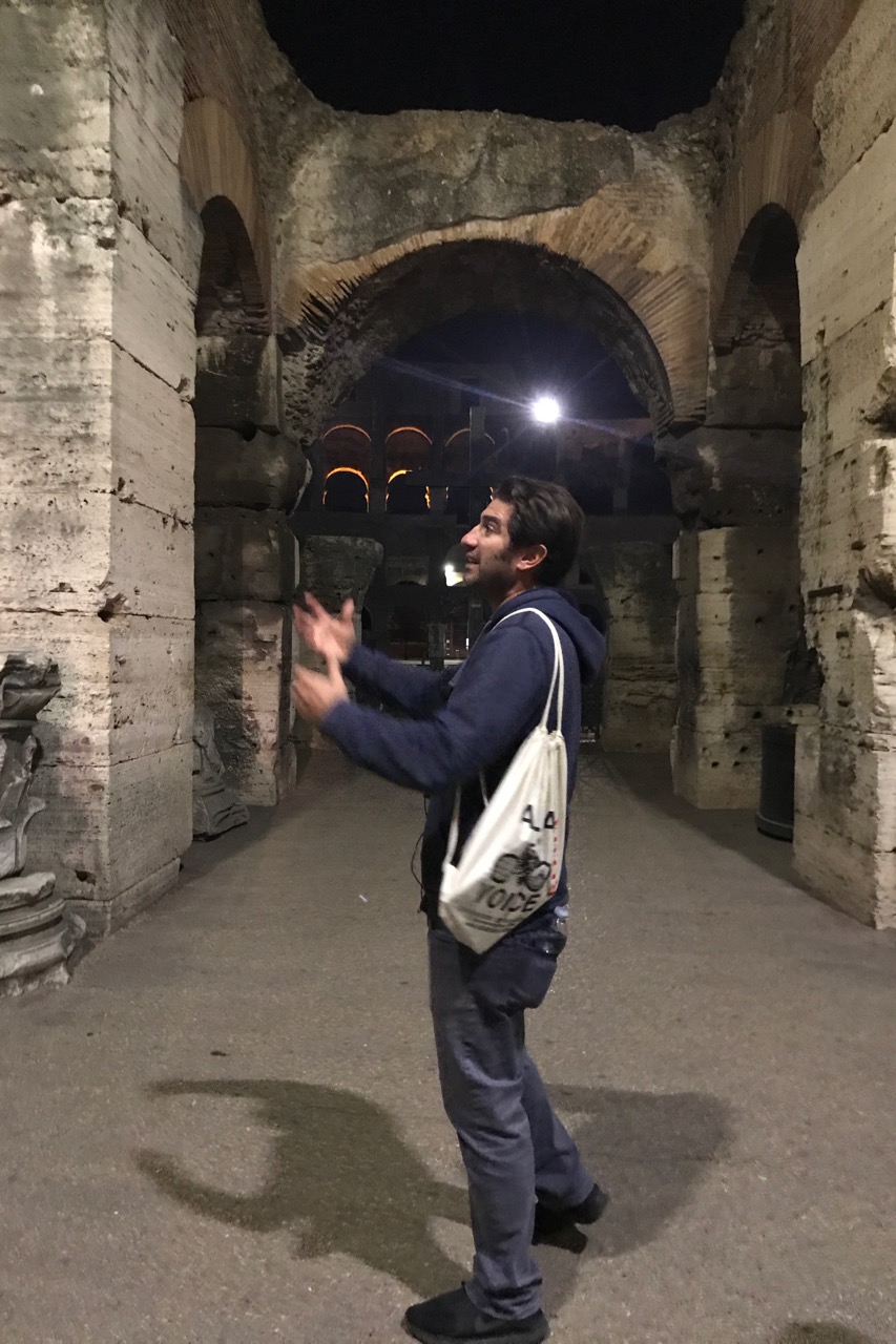 guía turístico en el coliseo tour nocturno