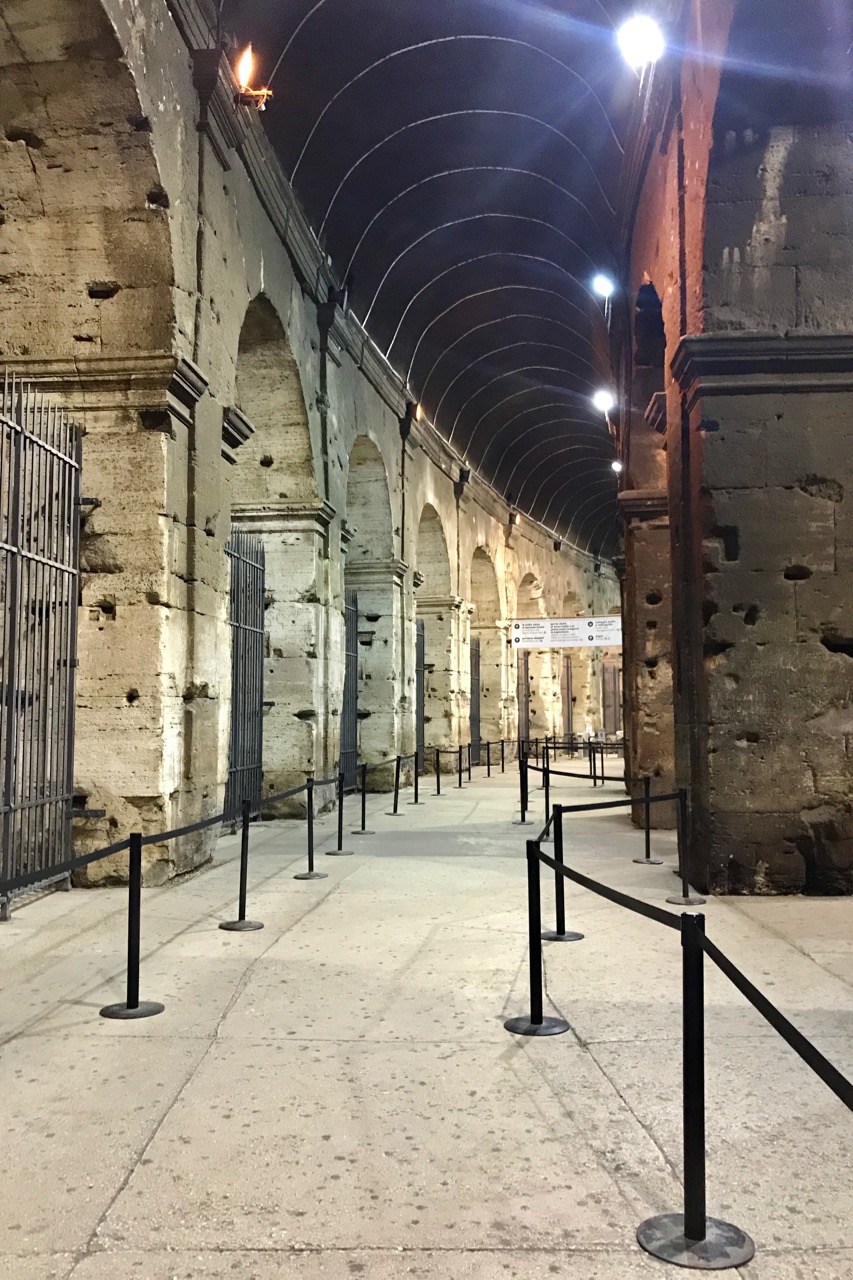 tomme korridorer inne i colosseum om natten