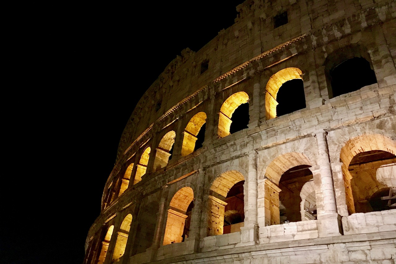 nattvisning av colosseum fra utsiden