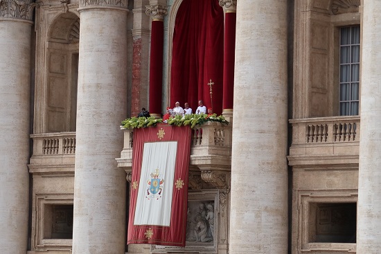 pope francis delivers the urbi et orbi speech