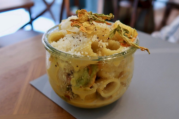 trastevere restaurants eggs trastevere carbonara zucchini flowers