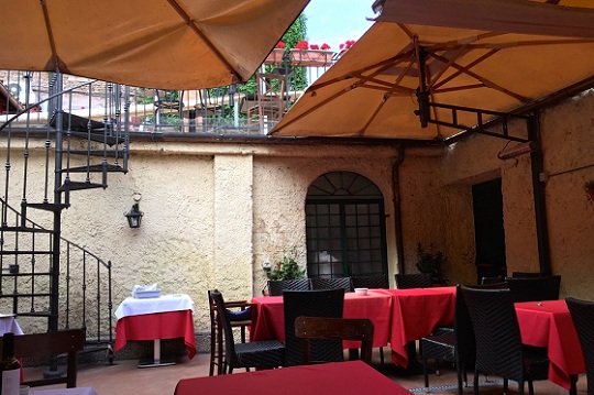 outside dining in rome at flavio velavevodetto