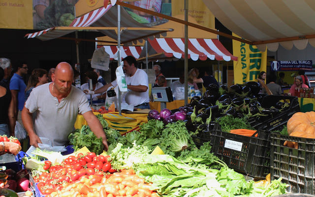 fruit vendor at campagna amica farmers market