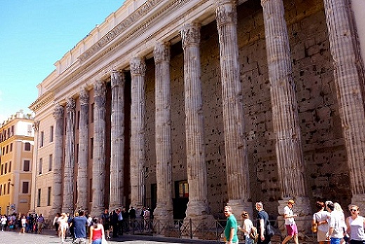 Patheon hadrians palace piazza pietra