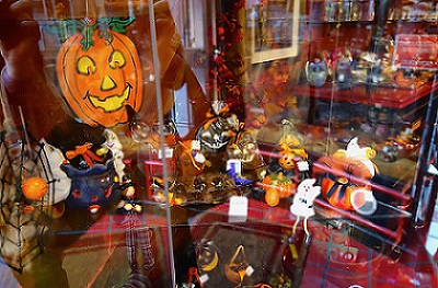 shop window for halloween in rome