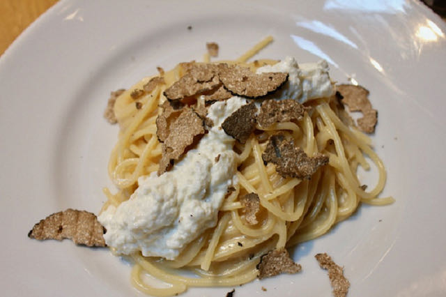 Hosteria del mercato - Spaghetti with ricotta and truffles Hosteria del mercato - Spaghetti with ricotta and truffles