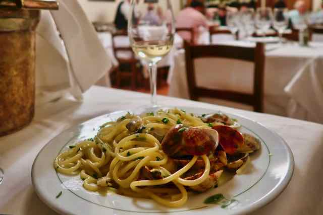 spaghetti and clams at la campana