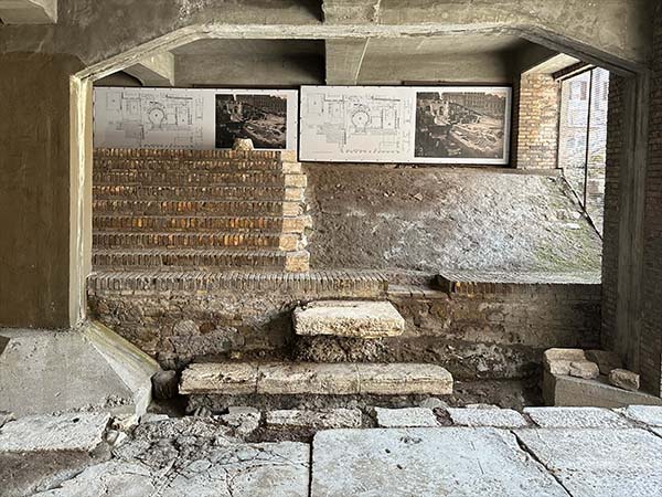 Information boards in the ruins of Largo di Torre Argentina temple d Information boards in the ruins of Largo di Torre Argentina temple d