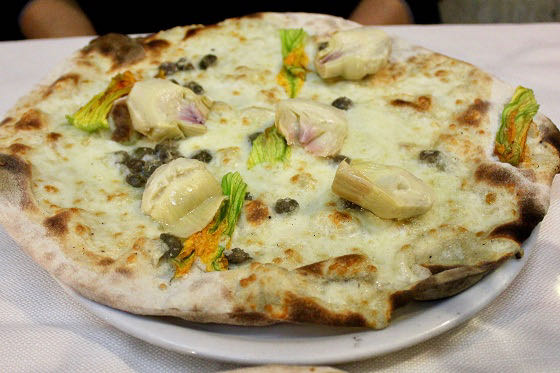 Pizzeria Li Rioni. Pizza with artichokes and zucchini flowers