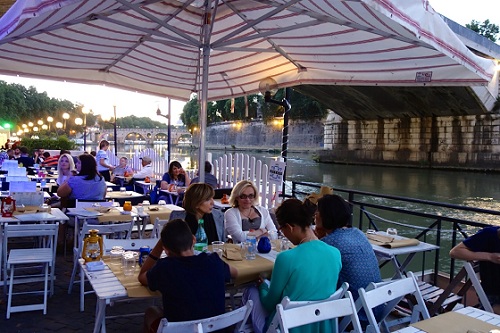 eating outside on the lungotevere in summer