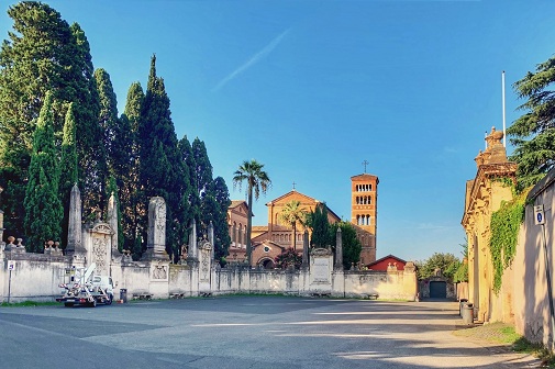 Piazza where to look through the Malta keyhole