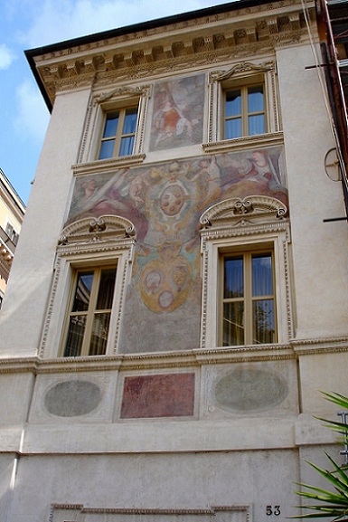 Palazzo di Tizio di Spoleto with medici crest painting