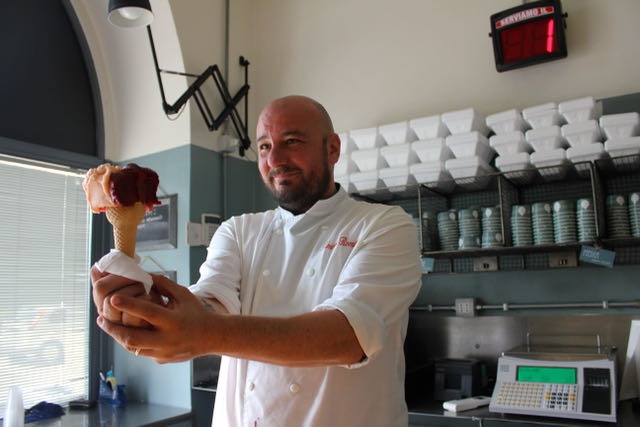 Simone Romano of latte neve di latte gelataio