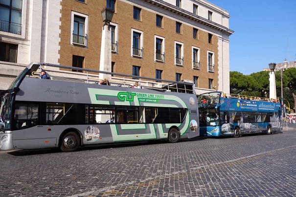open buses on via della conciliazione