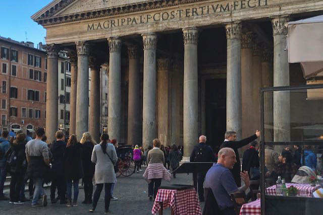eating on the square of the pantheon