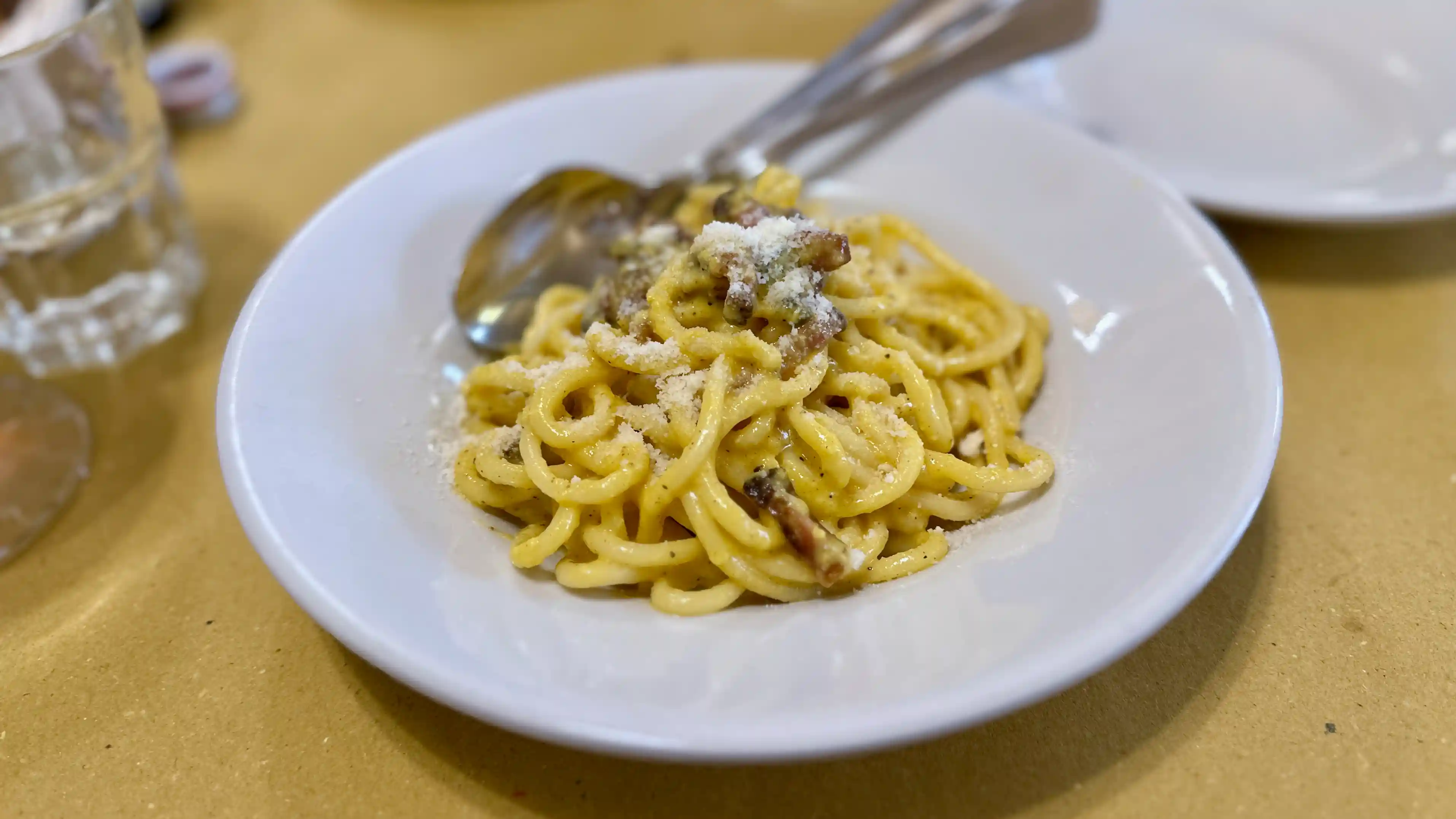 spaghetti alla gricia at piatto romano piatto romano - gricia