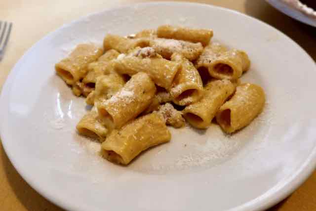 rigatoni carbonara at piatto romano rigatoni carbonara at piatto romano