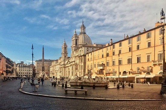 Piazza Navona at 9am Piazza Navona at 9am