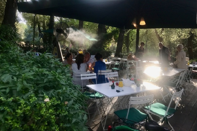 outdoor dining in Borghese Park