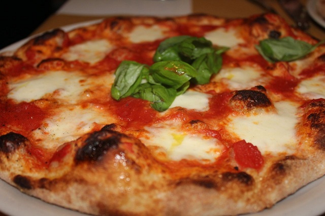 pizza at moma in rome