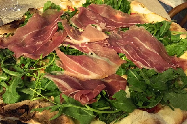 Flatbread with prosciutto and rocket Flatbread with prosciutto and rocket