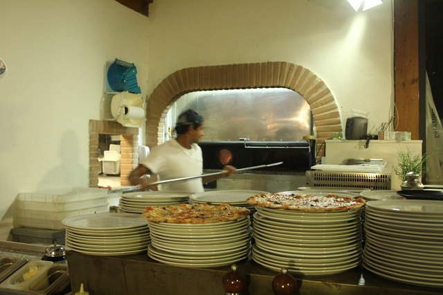pizzaiolo at fermentum pizzeria in rome