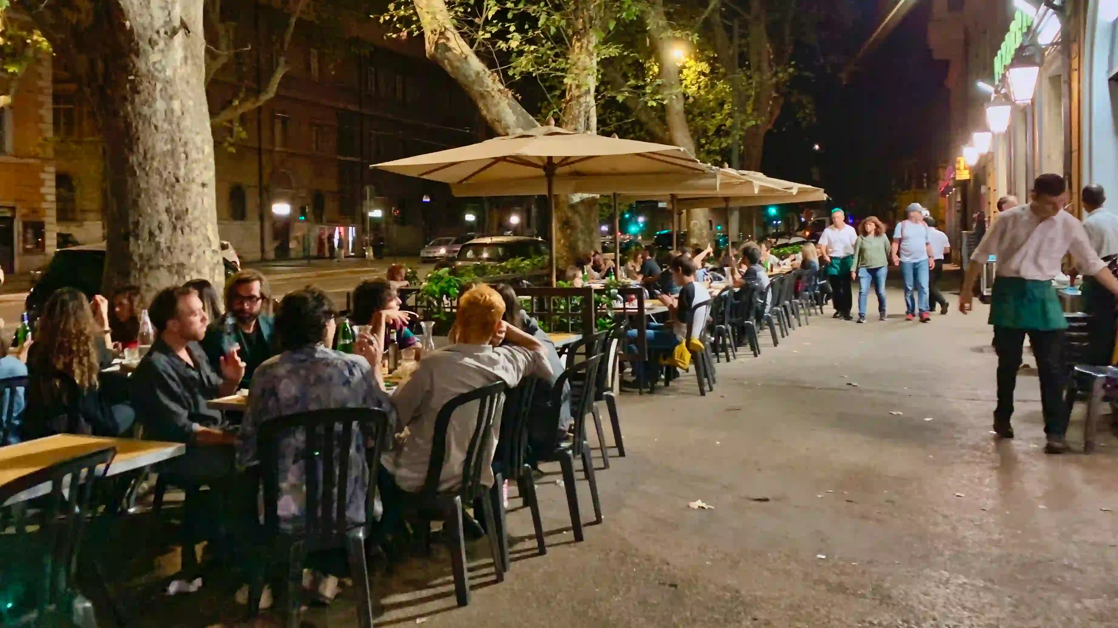 tables outside pizzeria ai Marmi pizzeria ai marmi - tables outside night