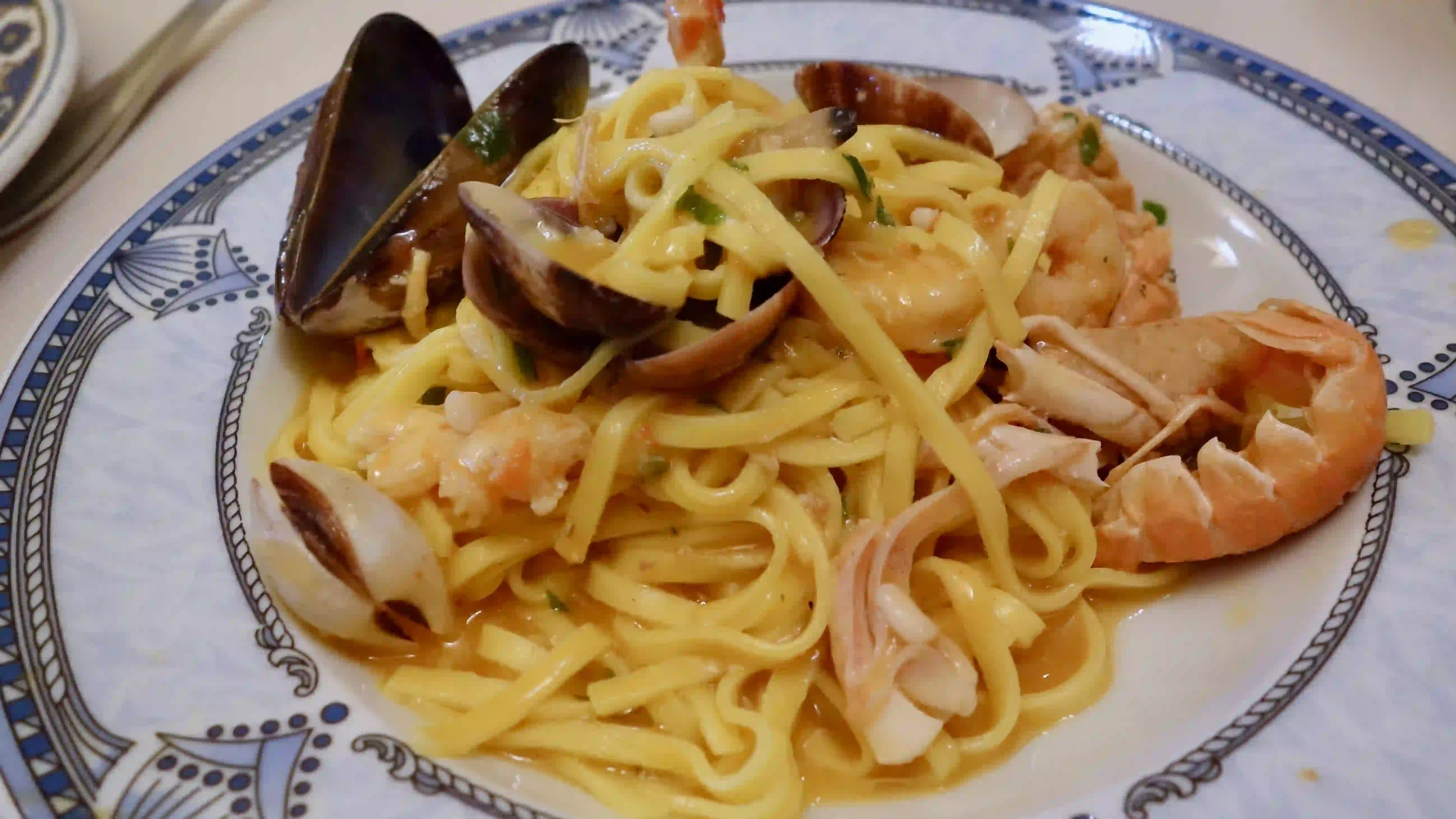 fettuccine allo scoglio - seafood ragno d oro - tagliatelle allo scoglio mezza porzione