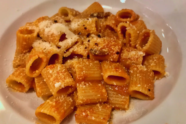 mezzemaniche amatriciana at i vascellari