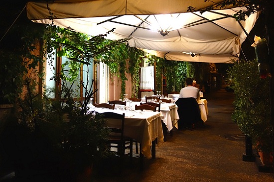 outside dining at roberto e loretta in rome