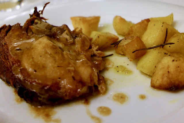 Suckling pig in the oven with roasted potatoes