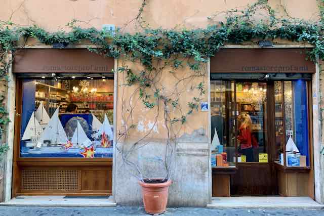 roma store profumi show windows