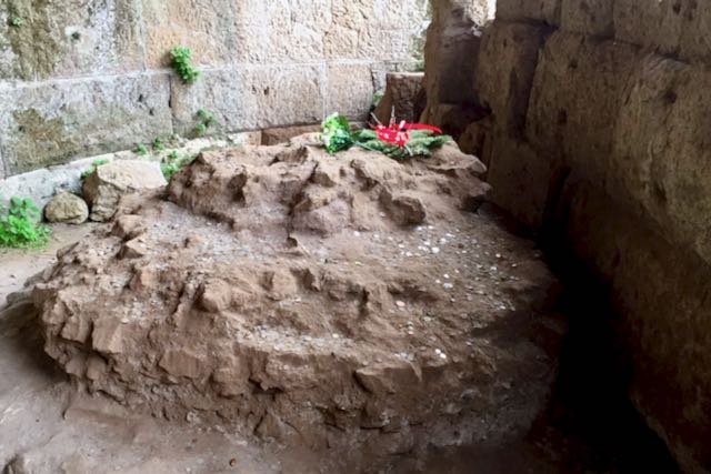 roman forum caesars grave with flowers roman forum caesars grave with flowers