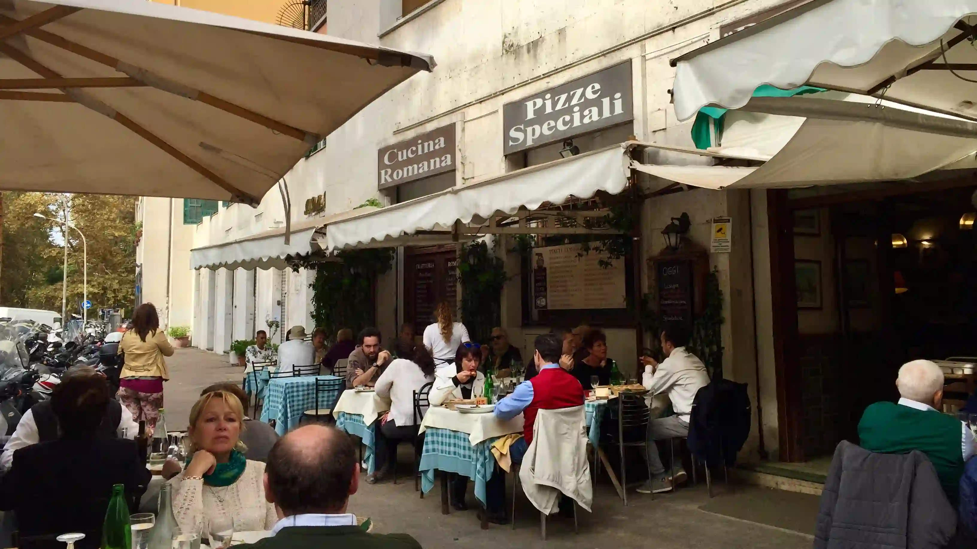 romolo e remo - eating outside1